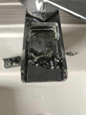 Watefall tap, underneath the top plate