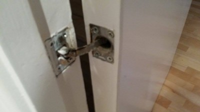 The hinge how it's supposed to look when fixed (on another door)