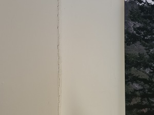 Cracks extend up to 2 cm away from the corner